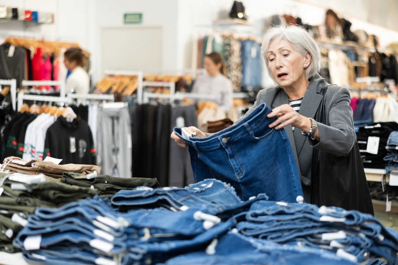 Jakie spodnie dla 60-latki? Ten fason jeansów to strzał w dziesiątkę.