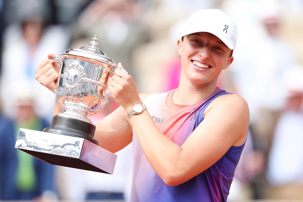 Iga Świątek z trofeum za zwycięstwo w Roland Garros Iga Świątek z trofeum za zwycięstwo w Roland Garros