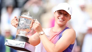 Iga Świątek z trofeum za zwycięstwo w Roland Garros 
