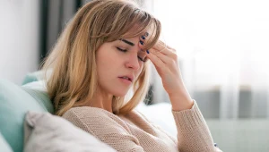 Chorują między 20. a 40. rokiem życia. Objawy występują o wiele wcześniej