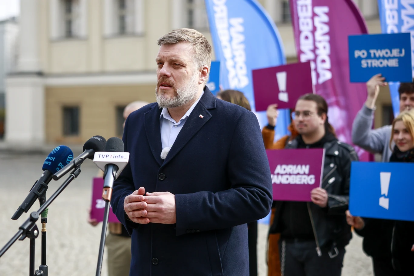 Kandydat na prezydenta Adrian Zandberg w trakcie spotkania z mieszkańcami Leszna article cover
