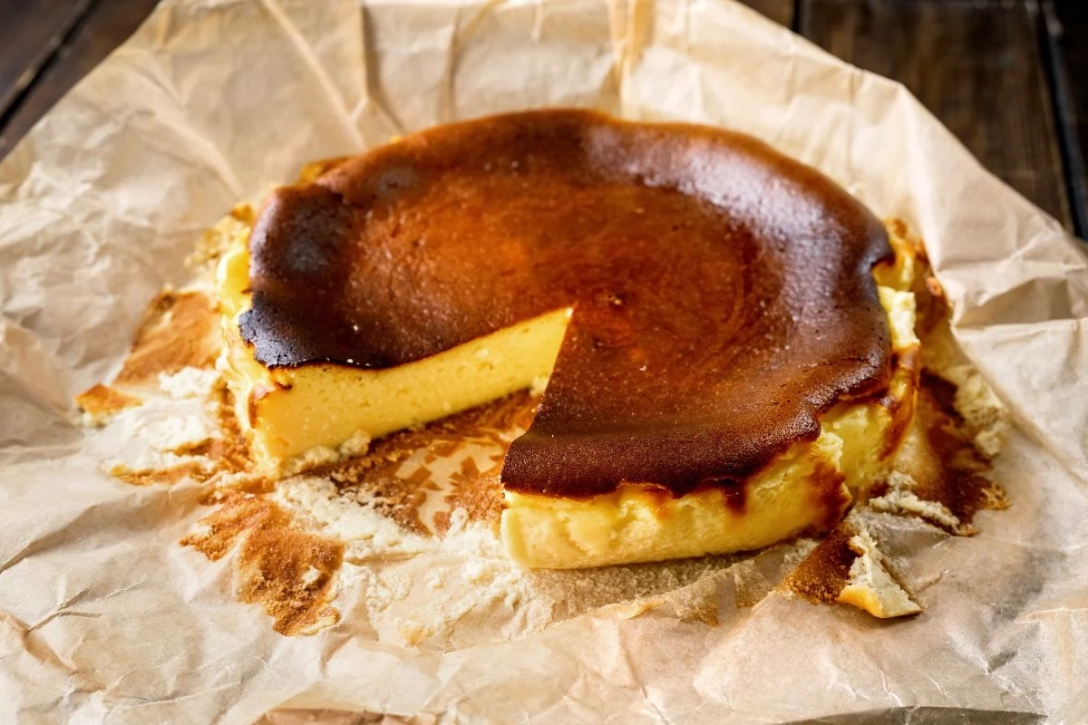 Sernik pieczony w zbyt wysokiej temperaturze i zbyt długo, to prosta droga do jego opadnięcia.