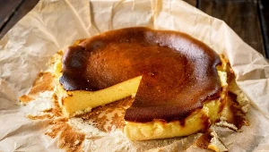 Sernik pieczony w zbyt wysokiej temperaturze i zbyt długo, to prosta droga do jego opadnięcia.