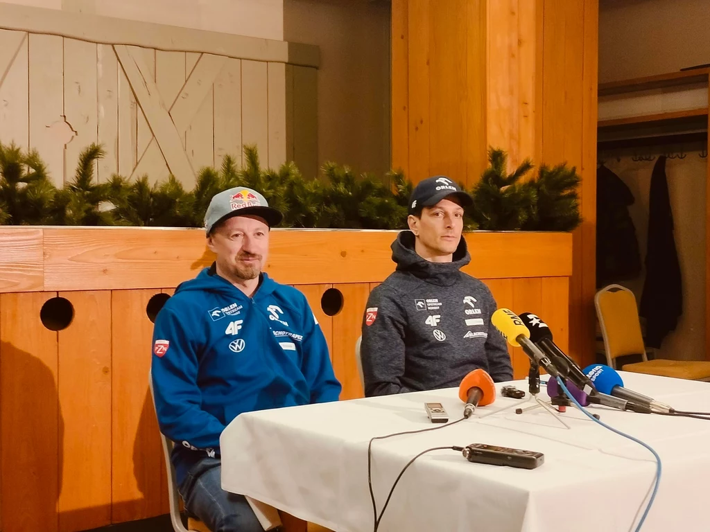Adam Małysz i Thomas Thurnbichler w trakcie konferencji prasowej
