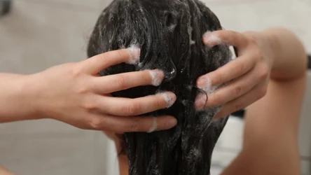Japoński rytuał mycia głowy to sekret odprężenia, a także zdrowych i lśniących włosów. Na czym dokładnie polega? 