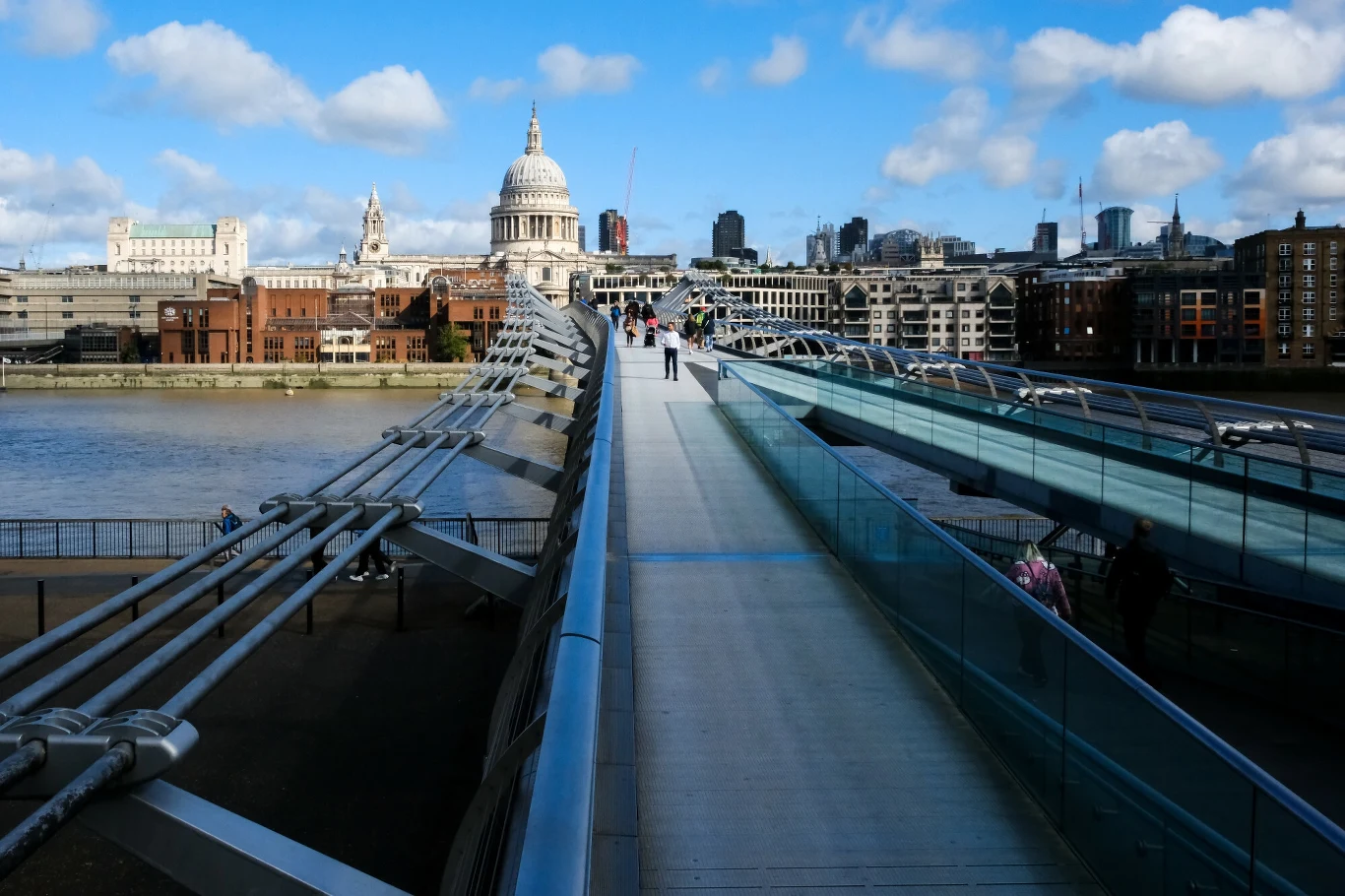 Millennium Bridge do naprawy. Jego stan zagraża pieszym Millennium Bridge do naprawy. Jego stan zagraża pieszym
