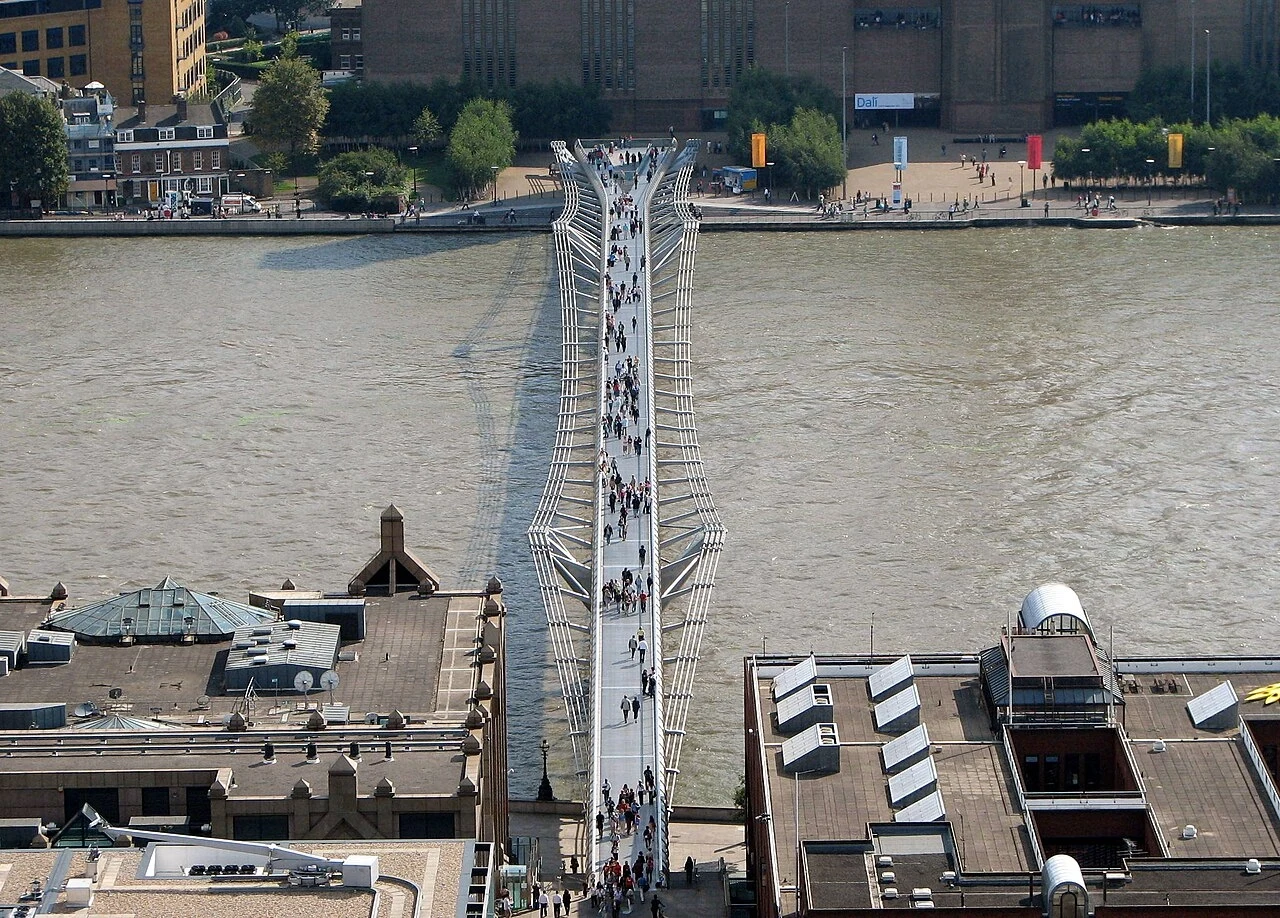 Millennium Bridge widoczny z katedry św. Pawła w Londynie