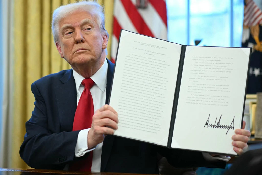 Donald Trump podnosi cła na import samochodów do USA, polskie PKB może ucierpieć