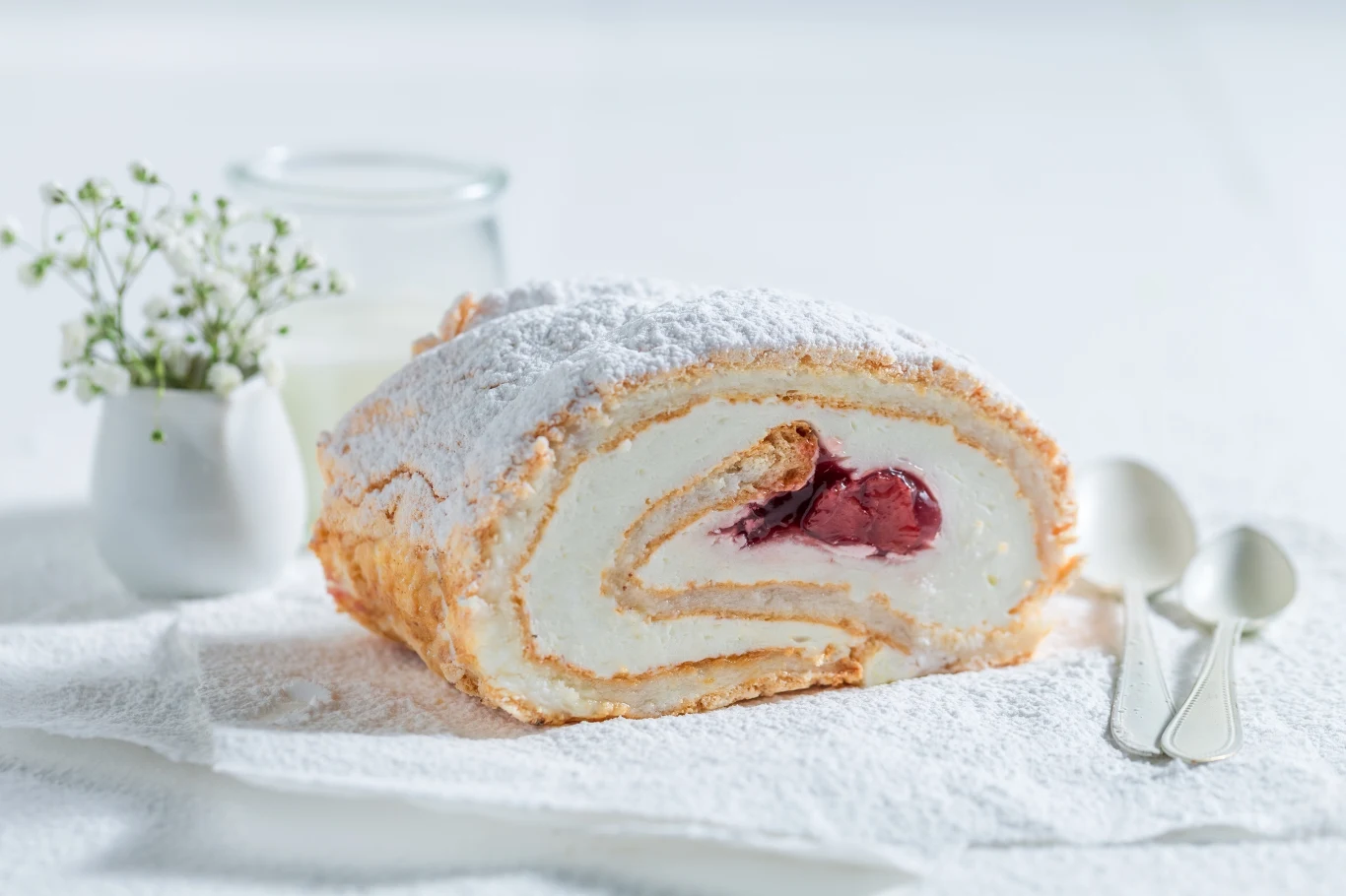 Rolada świetnie sprawdzi się na Wielkanoc. Możesz ją upiec zamiast babki i zachwycić gości. 