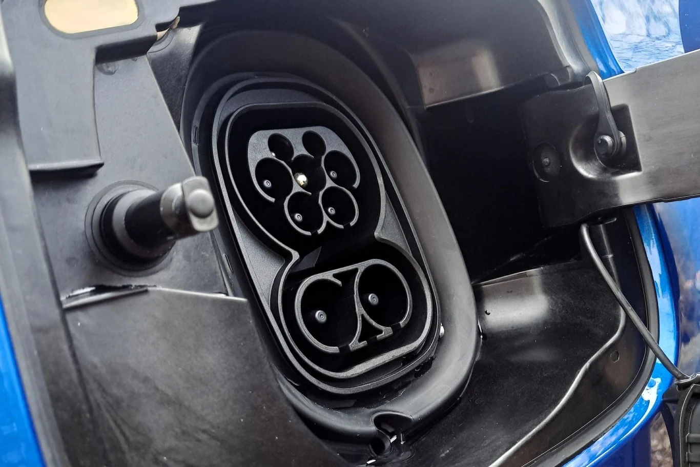 Skoda Enyaq jest dostępna w dwóch wariantach akumulatora - 59 kWh netto (60, tylko "zwykły" Enyaq) lub 77 kWh netto (85, 85x, 85 Sportline).