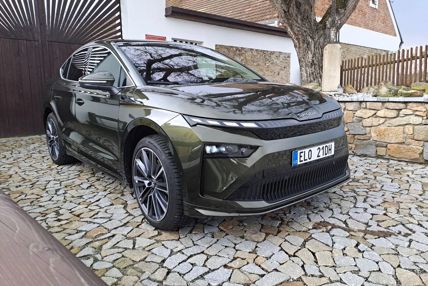 Odświeżona Skoda Enyaq charakteryzuje się reprezentantem nowego języka stylistycznego czeskiej marki - Modern Solid.