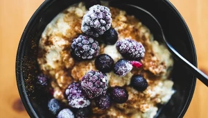 Przestań dodawać do owsianki. Niszczysz swoje zdrowe śniadanie