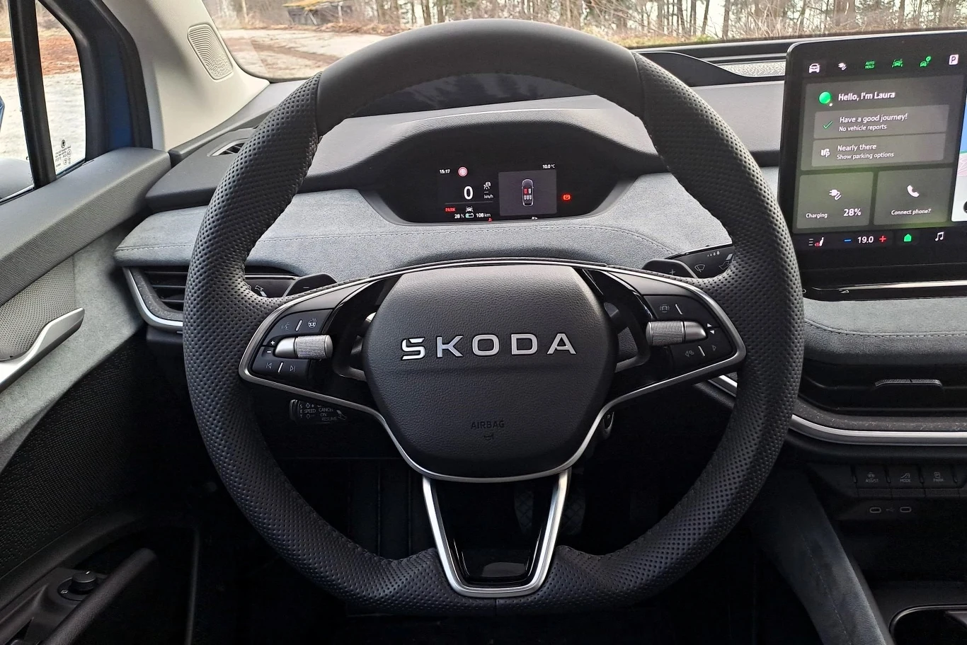 Najbardziej zauważalną nowością wewnątrz odświeżonej Skody Enyaq jest kierownica pozbawiona logo czeskiej marki. Znajdziemy tutaj napis "SKODA".