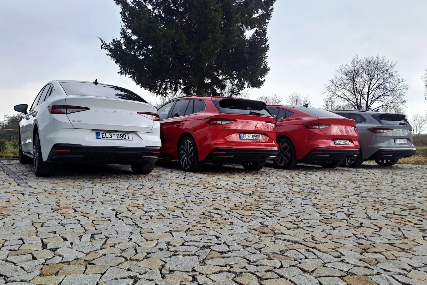 Ceny odświeżonej Skody Enyaq startują od 189 900 zł. Skoda Enyaq Coupe kosztuje co najmniej 221 650 zł.