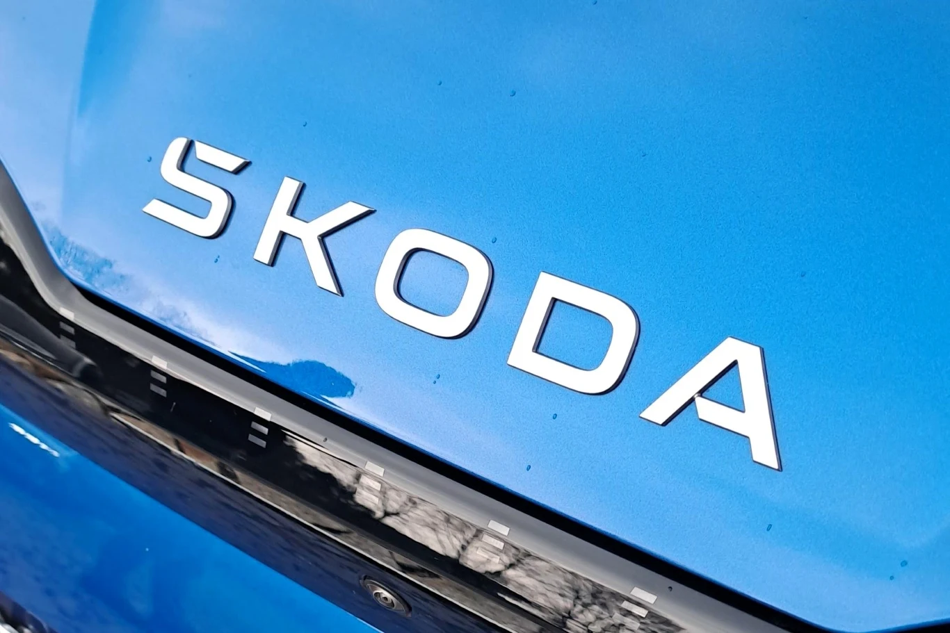 Czeska marka zdecydowała się usunąć swoje logo z przodu. Zastąpił je napis "SKODA".