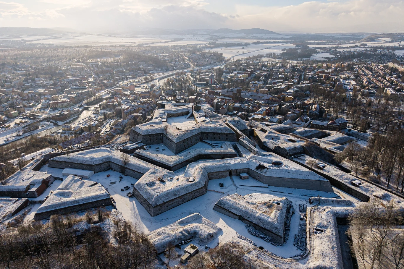 Twierdza Kłodzko to jedna z kilku dobrze zachowanych założeń tego typu w Polsce. Twierdza Kłodzko to jedna z kilku dobrze zachowanych założeń tego typu w Polsce.