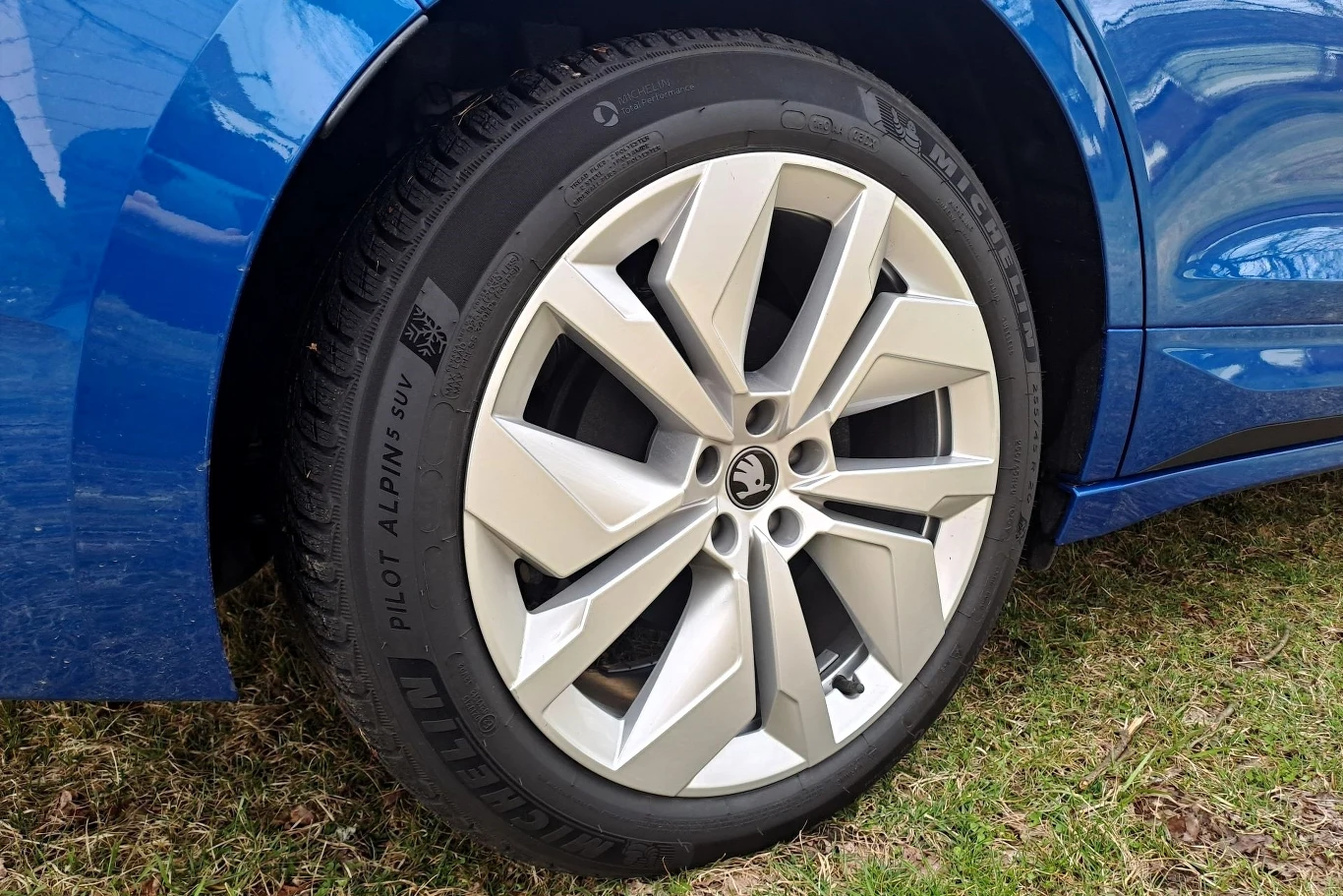 Logo czeskiej marki z zewnątrz zostało tylko na kapselkach alufelg.