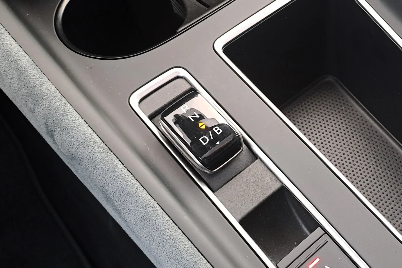 Szkoda, że w ramach modernizacji nie zdecydowano się na zmianę tej niewielkiej dźwigni zmiany biegów.