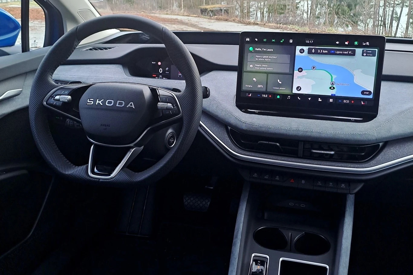 Skoda Enyaq w ramach wyposażenia standardowego oferuje teraz m.in. podgrzewane przednie fotele i trzystrefową klimatyzację.