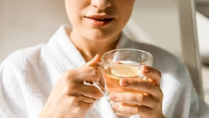 Trzy dodatki do wody, które wspierają zdrowie i jelita. Organizm ci podziękuje