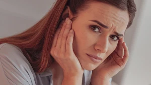  W uszach dzwoni lub brzęczy? Szumy uszne mogą zwiastować problem zdrowotny