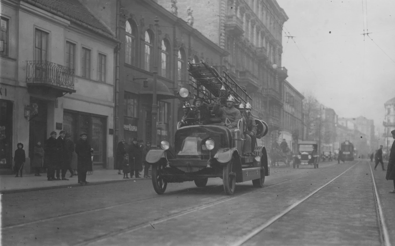 Samochód III oddziału Warszawskiej Straży Ogniowej ("Krakus") na ul. Nowy Świat w 1925 roku Samochód III oddziału Warszawskiej Straży Ogniowej ("Krakus") na ul. Nowy Świat w 1925 roku