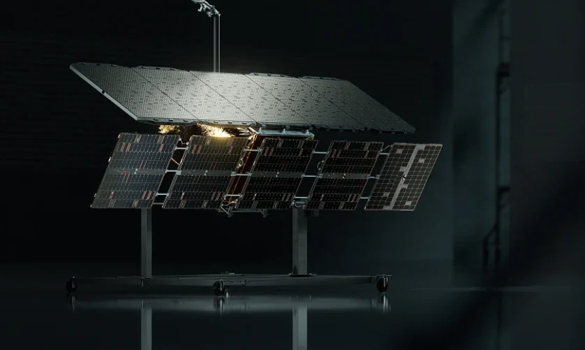 "Gen4 stanowi odpowiedź na zapotrzebowanie światowych rynków obronnych i ISR na technologie kosmiczne", podaje ICEYE w informacji o najnowszej generacji urządzeń. Satelita na czarnym tle.