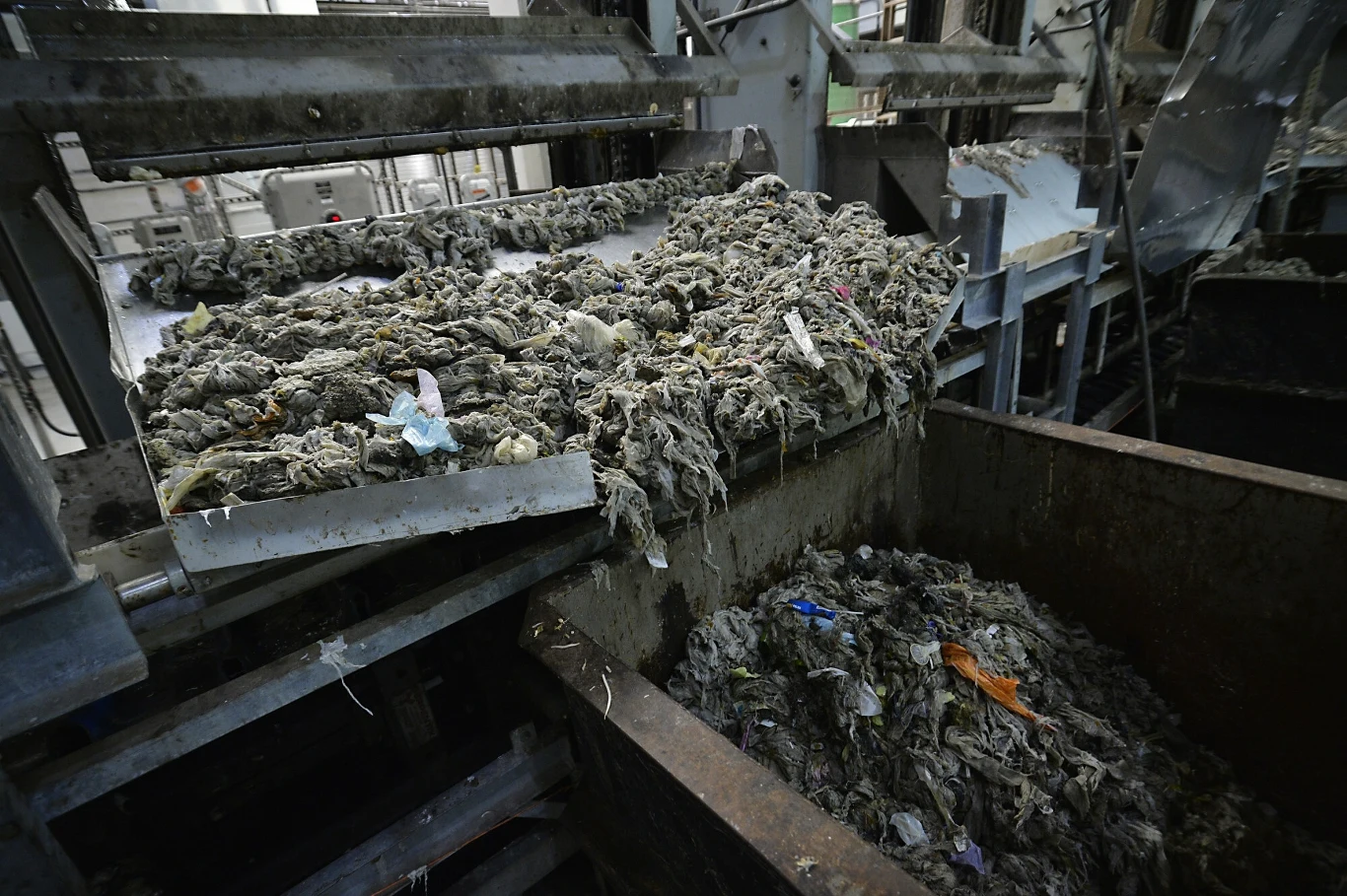 Fatberg to ogromna masa tłuszczu, smaru, mokrych chusteczek, i innych odpadów, która zatyka kanały ściekowe Fatberg to ogromna masa tłuszczu, smaru, mokrych chusteczek, i innych odpadów, która zatyka kanały ściekowe