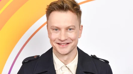 "Będzie interesująco, będzie pasjonująco". Kuba Wesołowski dołączył do ekipy serialu "Przyjaciółki"