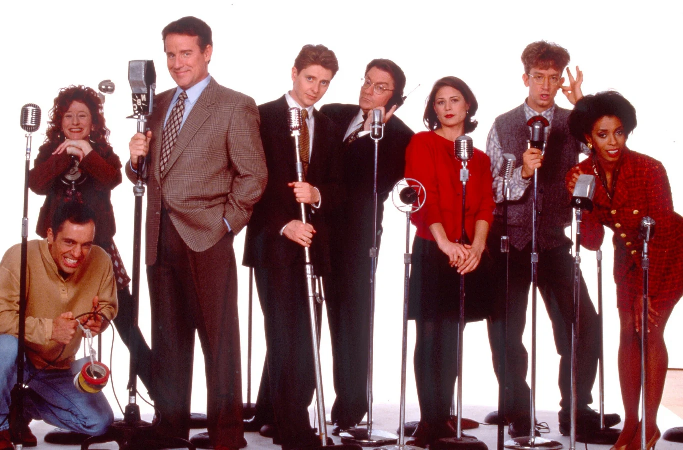 Obsada serialu "NewsRadio". Phil Hartman trzeci z lewej Obsada serialu "NewsRadio". Phil Hartman trzeci z lewej