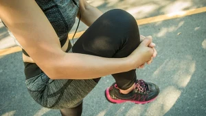 Tak też możesz ćwiczyć, by mieć płaski brzuch. Oto trzy świetnie ćwiczenia, które zrobisz na stojąco