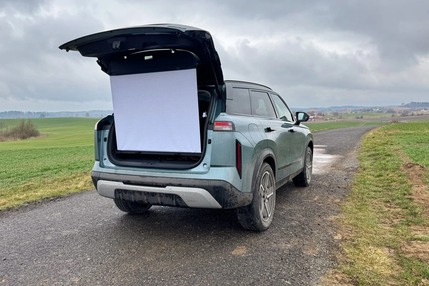 Jaecoo 7 SHS z roletą bagażnika pełniącą funkcję ekranu 