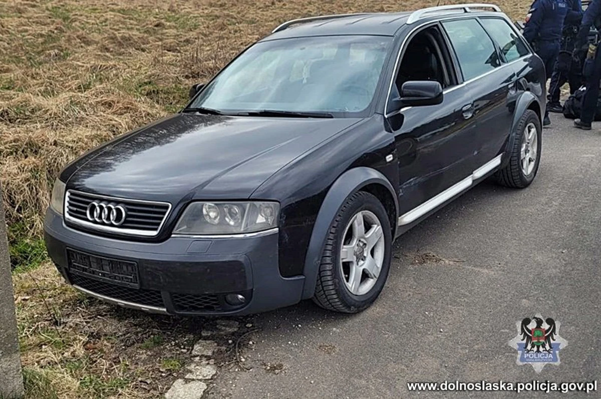 Kierowca Audi Allroad quattro miał zakaz prowadzenia pojazdów, a samochód poruszał się na kradzionych tablicach rejestracyjnych Kierowca Audi Allroad quattro miał zakaz prowadzenia pojazdów, a samochód poruszał się na kradzionych tablicach rejestracyjnych