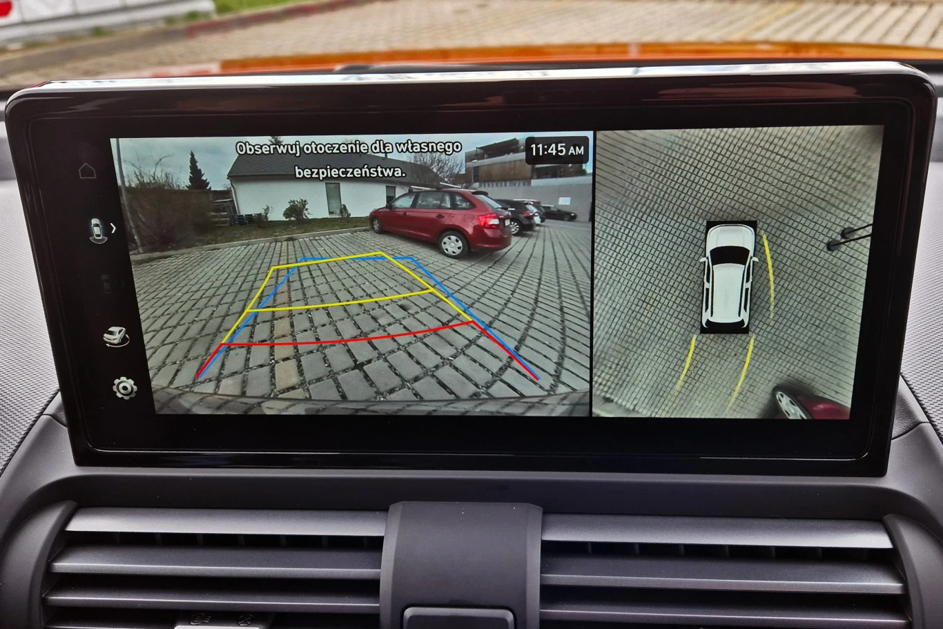 Kamera cofania jest seryjna, ale na życzenie Inster oferuje także widok 360 st.