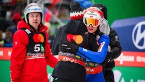 Paweł Wąsek w uścisku Kamila Stocha