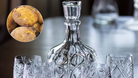 Do wyczyszczenia kryształowego wazonu wystarczą obierki po ziemniakach. To skuteczny domowy sposób, o którym mało osób wie