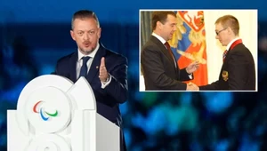 Przewodniczący IPC Andrew Parsons podczas otwarcia igrzysk paralimpijskich w Paryżu, 28.08.2024 r. W kółku Połuchin odznaczany przed Dmitrija Miedwiediewa, 02.04.2010 r.