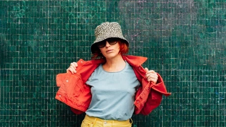 Bucket hat zaleje ulice wiosną i latem 2025. 