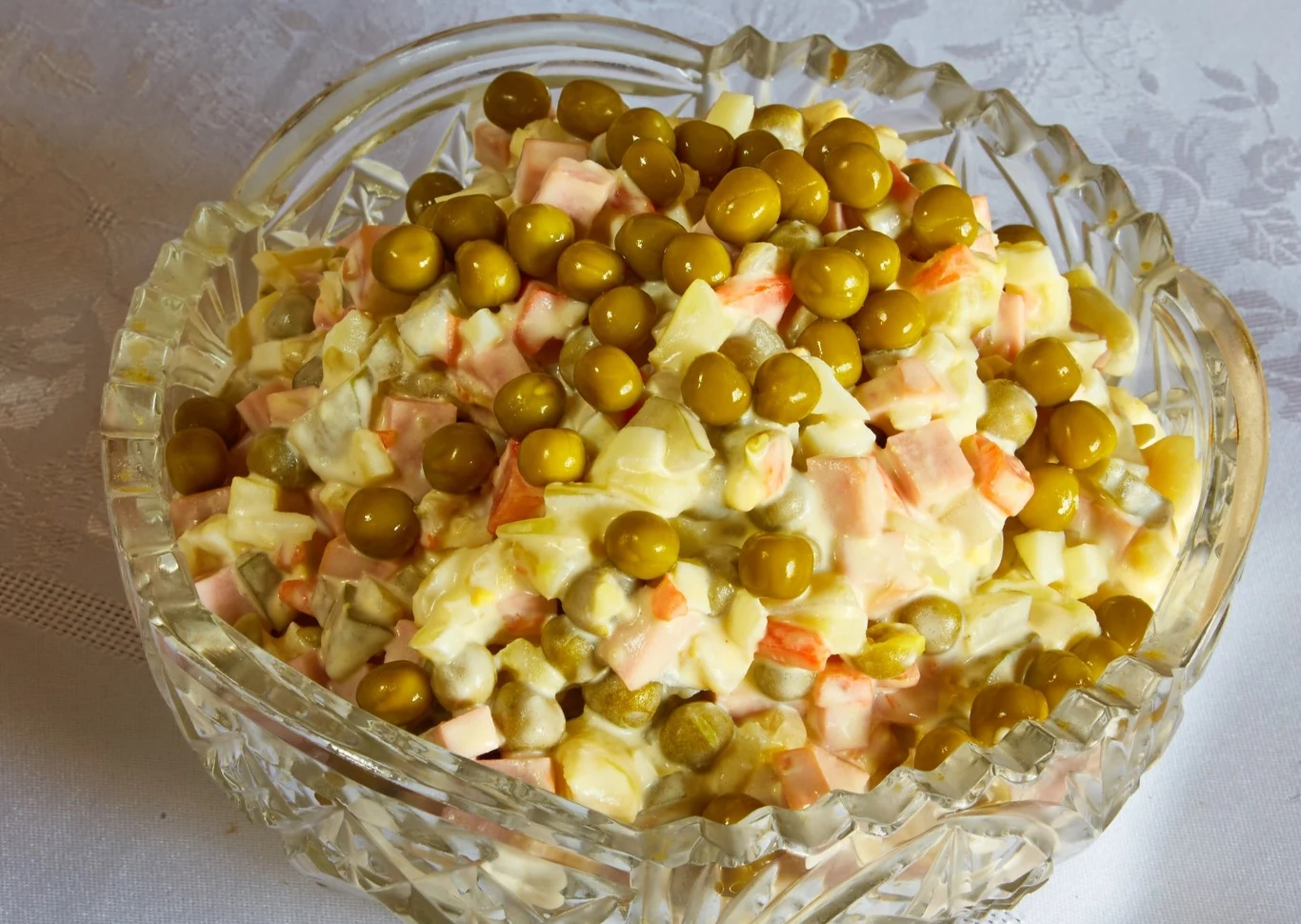 Ta sałatka świetnie sprawdzi się podczas każdej imprezy Ta sałatka świetnie sprawdzi się podczas każdej imprezy