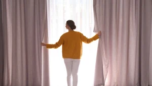 Już nie zasłony. Teraz tym przyozdabia się okna 