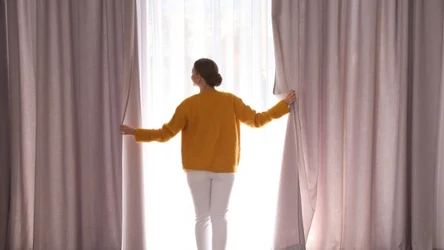 Co zamiast zasłon? Coraz większą popularnością cieszą się inne rozwiązania. Wprowadzają nowoczesność i funkcjonalność do wnętrza.