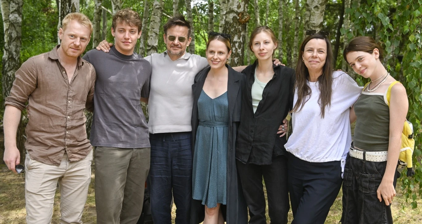 Monika Majorek z obsadą swojego kinowego debiutu "Innego końca nie będzie" - Mają Pankiewicz, Bartłomiejem Topą, Agatą Kuleszą, Sebastianem Delą, Klementyną Karnkowską i Cezarym Łukasiewiczem Monika Majorek z obsadą swojego kinowego debiutu "Innego końca nie będzie" - Mają Pankiewicz, Bartłomiejem Topą, Agatą Kuleszą, Sebastianem Delą, Klementyną Karnkowską i Cezarym Łukasiewiczem