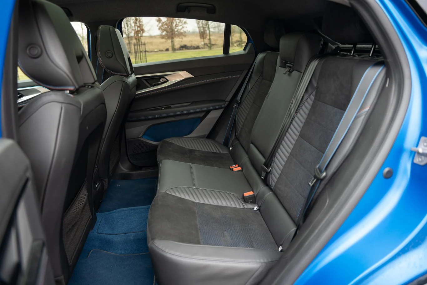 Na tylnej kanapie Renault Rafale miejsca jest ogrom Wnętrze Renault Rafale - widok na kanapę