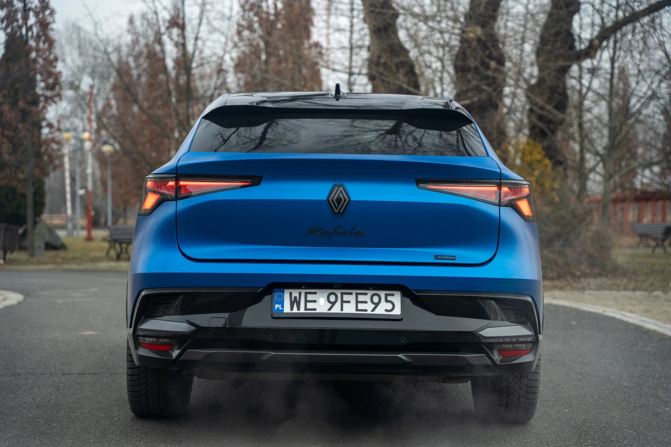 Klosze tylnych lamp są szare. Czerwony kolor pojawia się dopiero po włączeniu świateł Renault Rafale - widok z tyłu