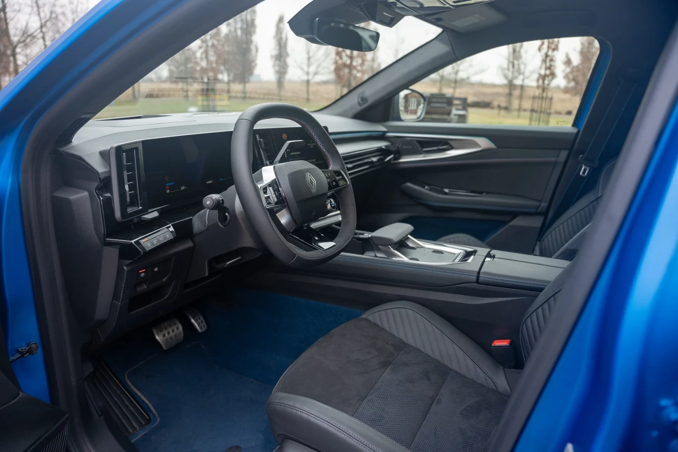 Rafale zaprasza do dopracowanego i pięknie zaprojektowanego wnętrza Renault Rafale - widok kabiny