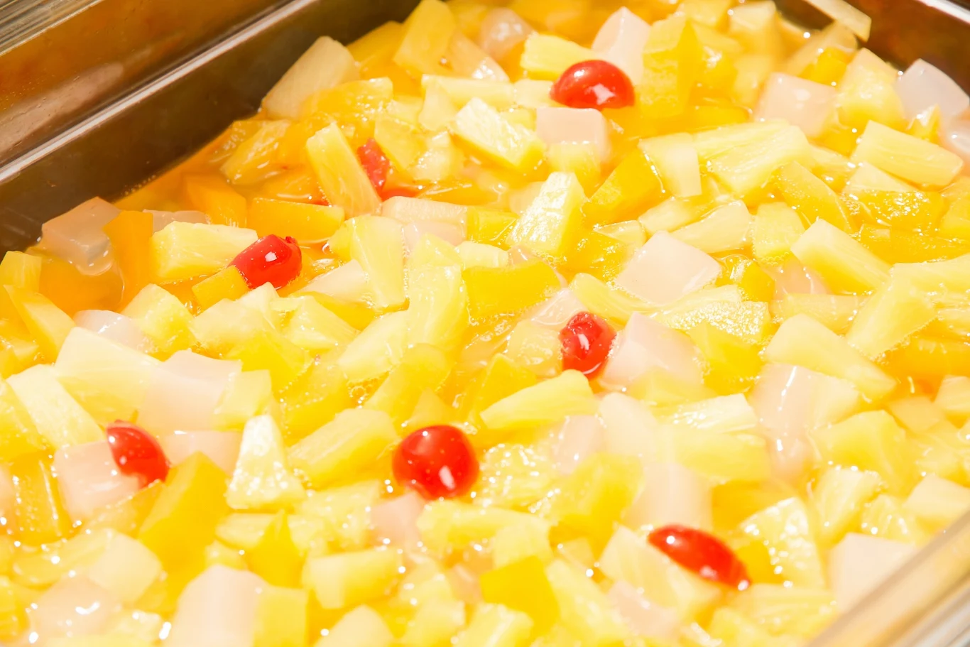 Owoce z puszki - czy są zdrowe? Odpowiedź nie usatysfakcjonuje Owoce z puszki - czy są zdrowe? Odpowiedź nie usatysfakcjonuje