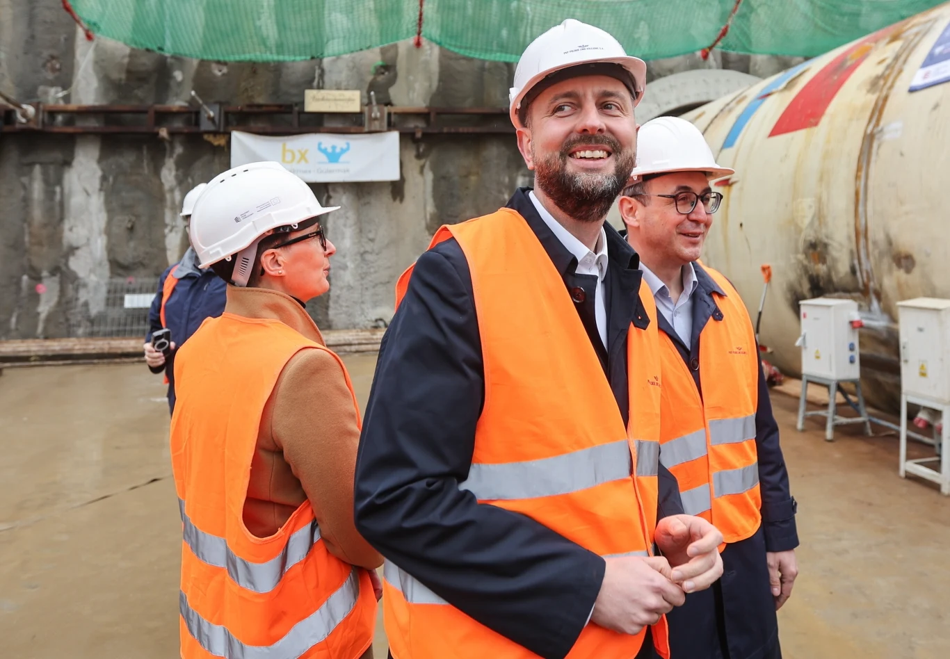 Wicepremier, minister obrony narodowej Władysław Kosiniak-Kamysz (C) oraz minister infrastruktury Dariusz Klimczak (P) przy portalu wschodnim budowanego tunelu kolejowego w Męcinie (Małopolska) Wicepremier, minister obrony narodowej Władysław Kosiniak-Kamysz (C) oraz minister infrastruktury Dariusz Klimczak (P) przy portalu wschodnim budowanego tunelu kolejowego w Męcinie (Małopolska)