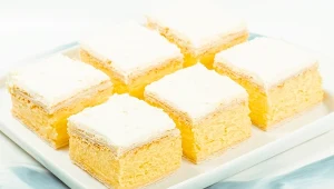 Cytrynowa kremówka to lekka, ale orzeźwiająca w smaku wersja popularnego deseru