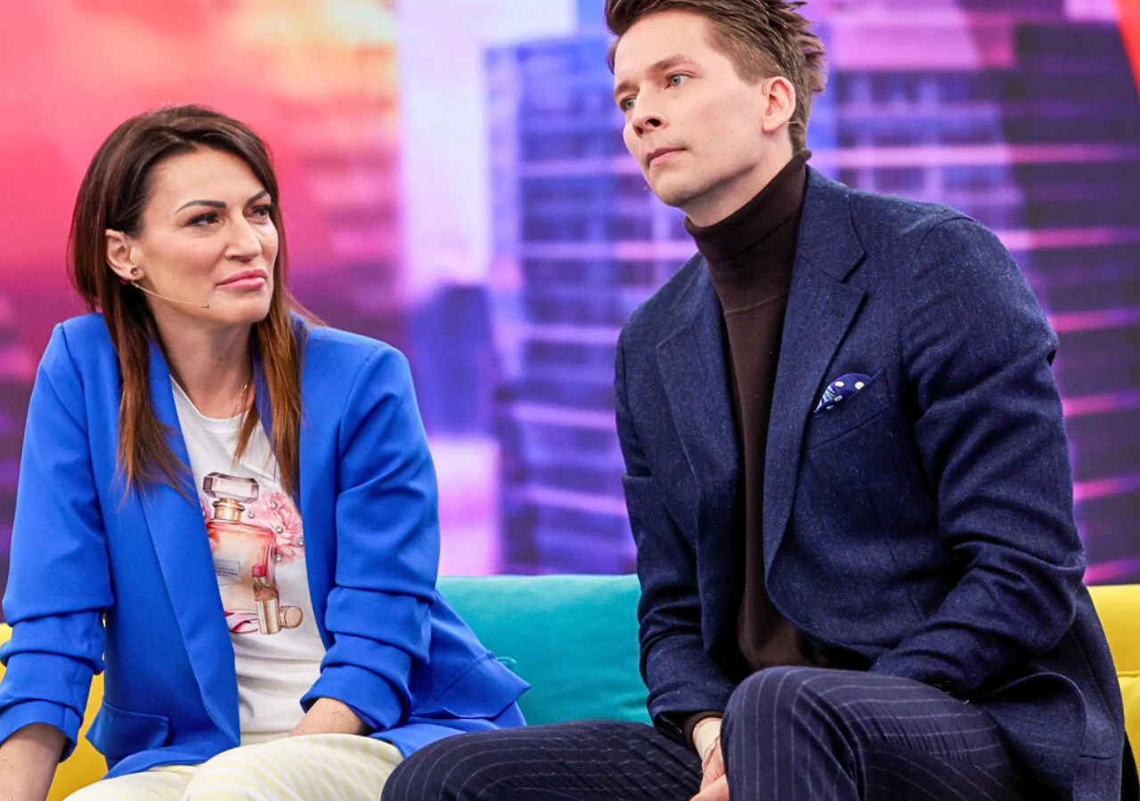 Michał Barczak z siostrą Eweliną na kanapie "halo tu polsat"
