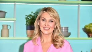 Ewa Wachowicz już ma idealną bluzkę na Wielkanoc. Pasuje do spódnicy i do spodni 